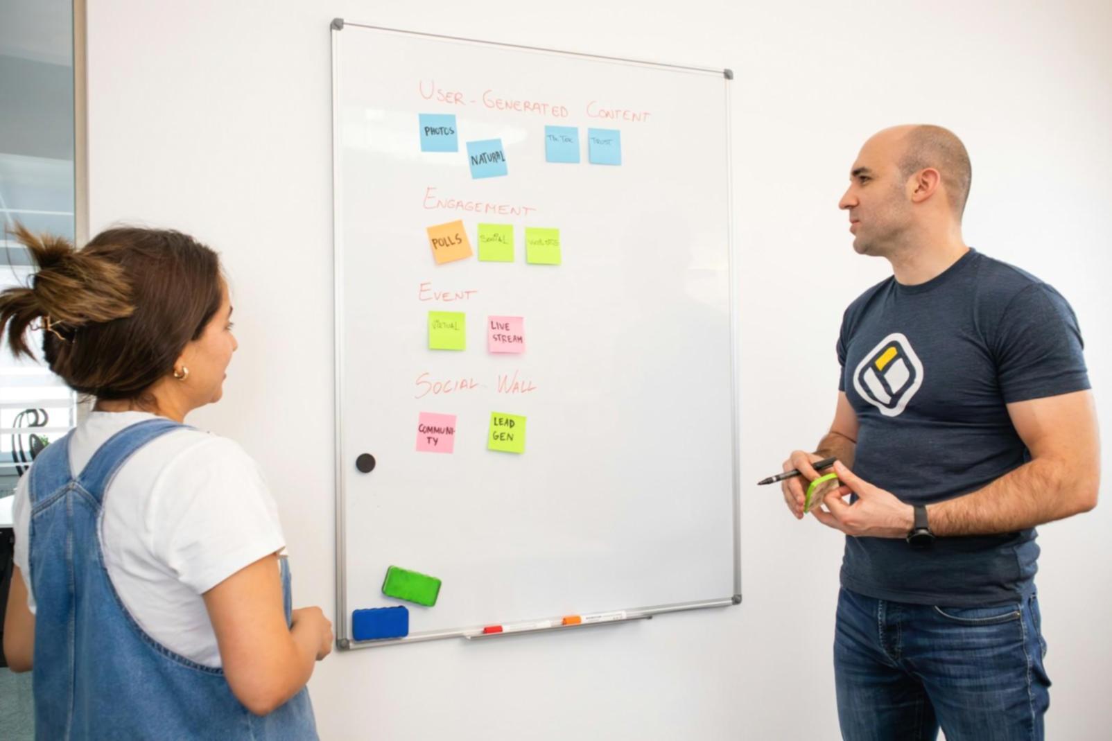 Análisis de gráficos financieros y documentos de presupuesto empresarial